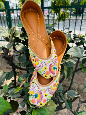 Floral   Embroidery Jutti