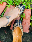 BLACK FLORAL JUTTI