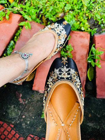 BLACK FLORAL JUTTI