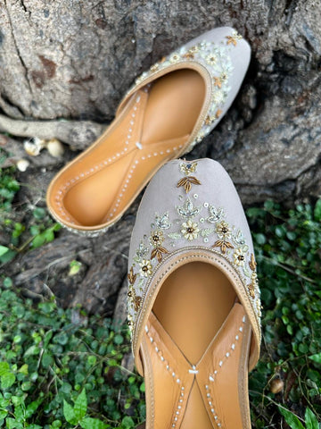 CREAM FLORAL JUTTI