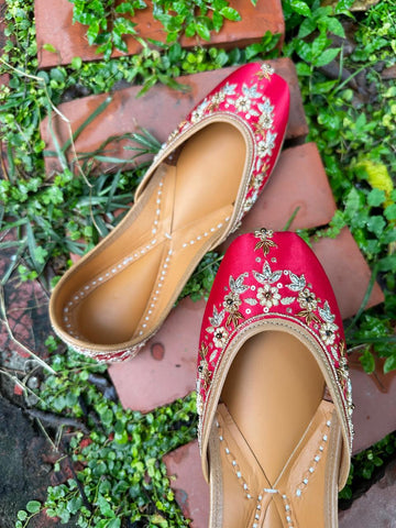 RED FLORAL JUTTI