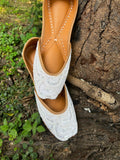 White beads Jutti