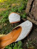 White beads Jutti