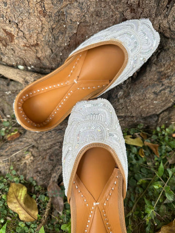 White beads Jutti