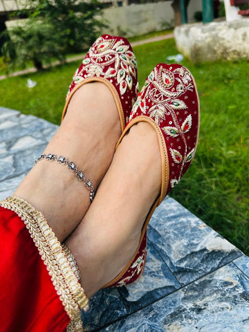 Maroon Mor Jutti