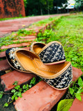 BLACK FLORAL JUTTI